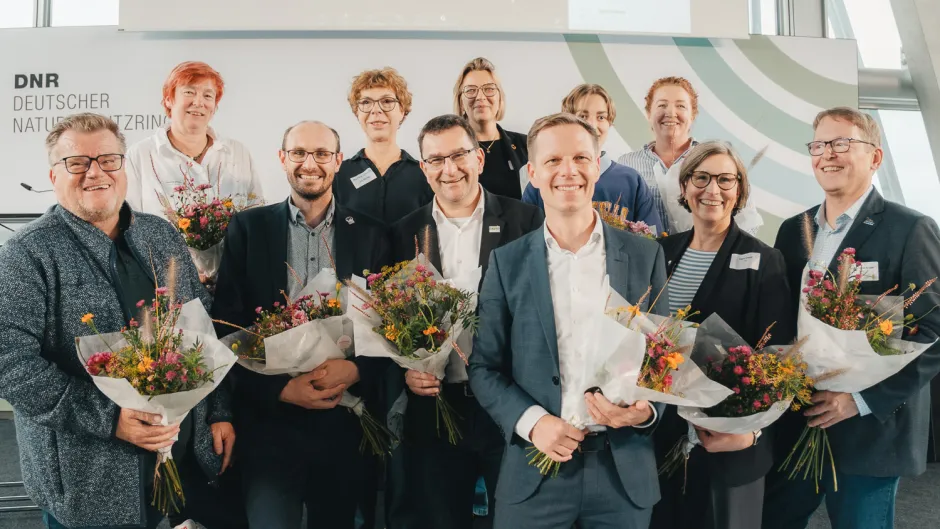 Das neu gewählte DNR-Präsidium: v.l.n.r.: Thomas Schröder, Melanie Grimm, Jan Peters, Martina Schaub, Adrian Johst, Silvie Kreibiehl, Kai Niebert, Felicia Graubner, Carolin Schenuit, Heike Vesper, Jörg-Andreas Krüger